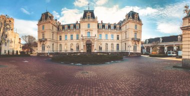 Lviv, Ukrayna - 7 Aralık 2019: Lviv 'deki Potocki Sarayı. Barok sarayı. Kış mevsimi, güneşli hava.