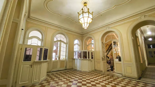 LVIV, UCRANIA - 7 DE DICIEMBRE DE 2019: Palacio Potocki en Lviv. Palacio barroco. Vista interior . — Foto de Stock