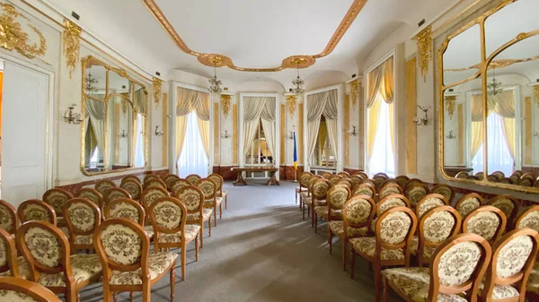 LVIV, UCRANIA - 7 DE DICIEMBRE DE 2019: Palacio Potocki en Lviv. Palacio barroco. Vista interior . — Foto de Stock