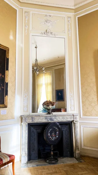 LVIV, UCRANIA - 7 DE DICIEMBRE DE 2019: Palacio Potocki en Lviv. Palacio barroco. Vista interior . —  Fotos de Stock