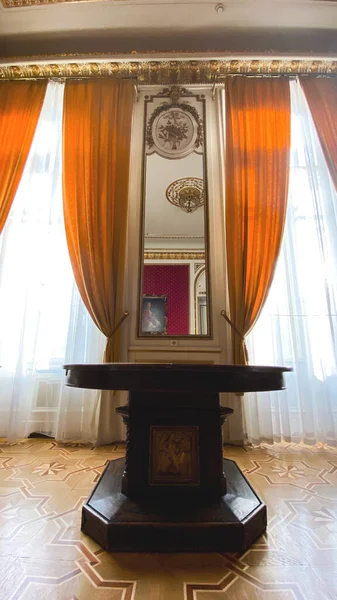 LVIV, UCRANIA - 7 DE DICIEMBRE DE 2019: Palacio Potocki en Lviv. Palacio barroco. Vista interior . — Foto de Stock