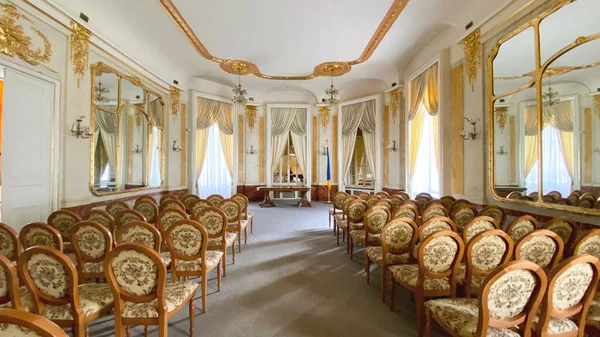 LVIV, UCRANIA - 7 DE DICIEMBRE DE 2019: Palacio Potocki en Lviv. Palacio barroco. Vista interior . Imágenes de stock libres de derechos