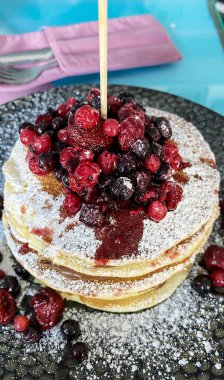 Lezzetli krep yığını, çilekli ve çikolatalı..
