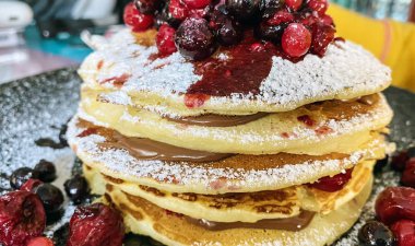 Lezzetli krep yığını, çilekli ve çikolatalı..