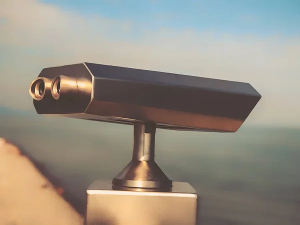 Télescope de tourisme extérieur payant en acier inoxydable sur la côte de la mer sur fond de ciel bleu — Photo