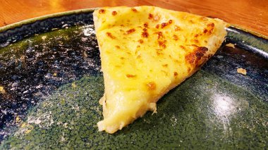 Tabakta sıcak Khachapuri. Gürcistan mutfağının Khachapuri tabağı