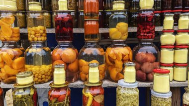 Tiflis 'te sebzeli ve meyveli cam kavanozlar