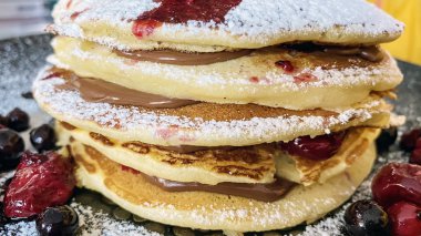 Lezzetli krep yığını, çilekli ve çikolatalı..