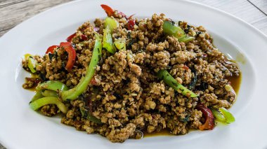 Kızarmış domuz eti ve kutsal fesleğen Tayland yemeği.