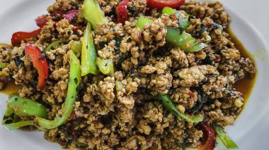 Kızarmış domuz eti ve kutsal fesleğen Tayland yemeği.