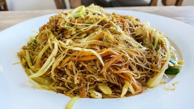 Kızarmış Düz Pirinç Eriştesi ve Soya Sosu 