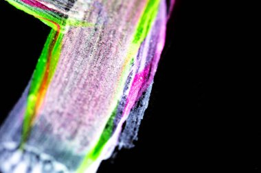 Siyah kağıda boyanmış fırça darbeleri. soyut