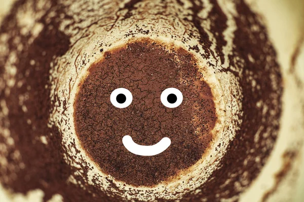 Faccina sorridente sul fondo della tazza di caffè — Foto Stock