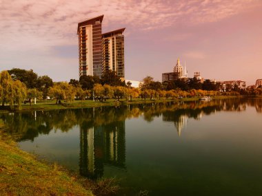 Şehir parkında gölü olan güzel bir manzara. Şehirde sonbahar günü