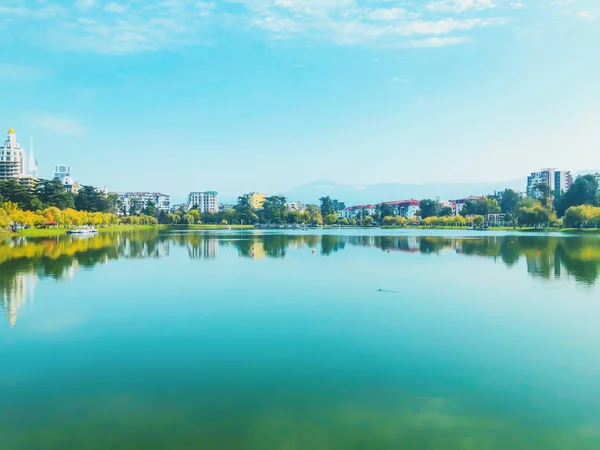 美丽的风景，城市公园里有一个湖。 秋天的城市日 — 图库照片