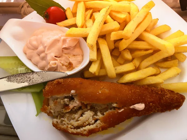 Tradycyjny kotlet w Kijowie z ziemniakami na talerzu, Chicken Kiev. Smaczne jedzenie, kotlety z frytkami, sos w garnkach — Zdjęcie stockowe