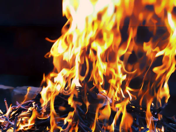 Feu de joie, chaud dans la cheminée, bois de chauffage, feu, flamme de feu — Photo