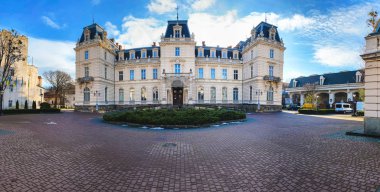 Lviv, Ukrayna - 7 Aralık 2019: Lviv 'deki Potocki Sarayı. Barok sarayı. Kış mevsimi, güneşli hava.