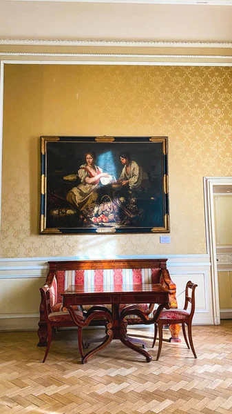 LVIV, UCRANIA - 7 DE DICIEMBRE DE 2019: Una enorme y hermosa pintura en las paredes del museo del Palacio de Potocki. Primer plano . — Foto de Stock