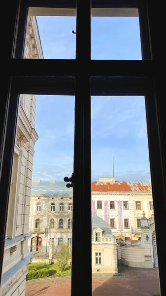 乌克兰利沃夫- 2019年12月7日：从一个大窗户眺望美丽的庭院. — 图库照片