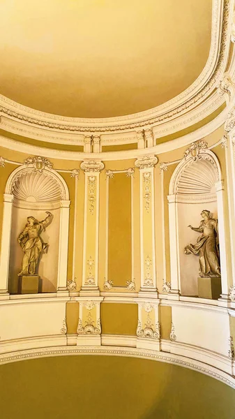 LVIV, UCRANIA - 7 DE DICIEMBRE DE 2019: Gran salón con estatuas. El Palacio Potocki. Adornos en las paredes . — Foto de Stock