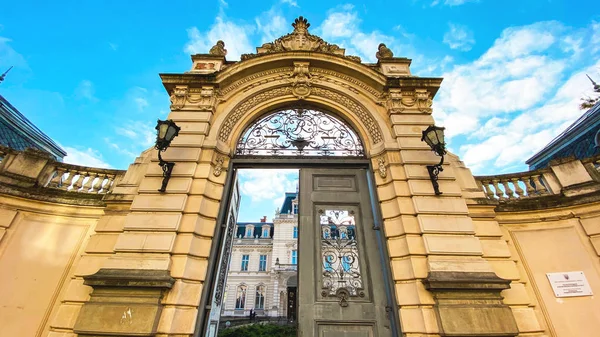 LVIV, UCRANIA - 7 DE DICIEMBRE DE 2019: Palacio Potocki en Lviv. Palacio barroco. Temporada de invierno, tiempo soleado . Imágenes de stock libres de derechos