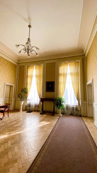 LVIV, UCRANIA - 7 DE DICIEMBRE DE 2019: Palacio Potocki en Lviv. Amplio salón con ventanas. Vista interior . — Foto de Stock