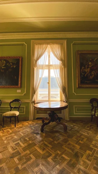 LVIV, UCRANIA - 7 DE DICIEMBRE DE 2019: Exposición de pinturas en los museos del Palacio Potocki. Habitación privada con pinturas . —  Fotos de Stock