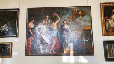 Lviv, Ukrayna - 7 Aralık 2019: Potocki Sarayı müzelerinde resim sergisi. Resimli özel oda.