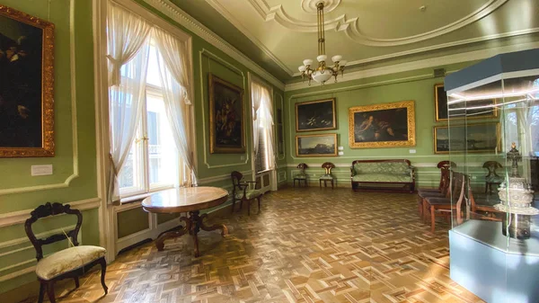 LVIV, UCRANIA - 7 DE DICIEMBRE DE 2019: Vista interior del hermoso museo de pinturas en el Palacio de Potocki . — Foto de Stock