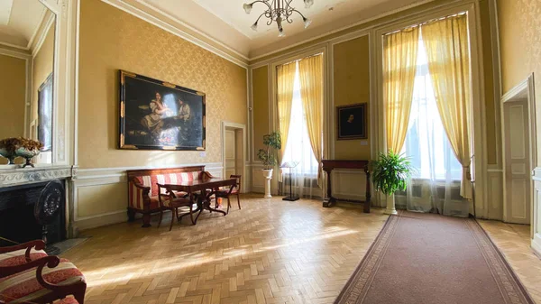 LVIV, UCRANIA - 7 DE DICIEMBRE DE 2019: Palacio Potocki en Lviv. Amplio salón con ventanas. Vista interior . — Foto de Stock