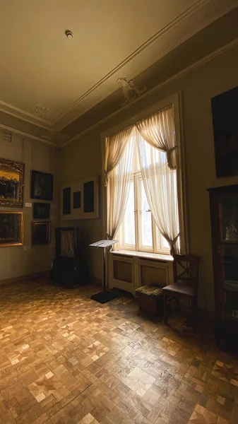 LVIV, UCRANIA - 7 DE DICIEMBRE DE 2019: Exposición de pinturas en los museos del Palacio Potocki. Habitación privada con pinturas . —  Fotos de Stock