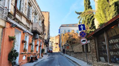 Tiflis, Gürcistan 14 Aralık 2019: Eski Tiflis mimarisi, Tiflis, Gürcistan 'da kaldırımlı sokaklar