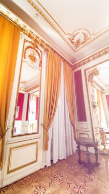 Lviv, Ukrayna - 7 Aralık 2019: Perdeli büyük pencereli güzel bir iç mekan. Potocki Sarayı 'nda..