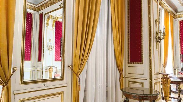 LVIV, UCRANIA - 7 DE DICIEMBRE DE 2019: Hermoso interior con una gran ventana con cortinas. Interior en el Palacio de Potocki . — Foto de Stock