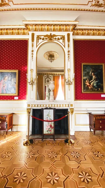 LVIV, UCRÂNIA - DEZEMBRO 7, 2019: Museu no Palácio Potocki. Belo interior no edifício . — Fotografia de Stock