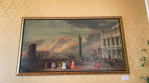 LVIV, UCRANIA - 7 DE DICIEMBRE DE 2019: Una enorme y hermosa pintura en las paredes del museo del Palacio de Potocki. Primer plano . — Foto de Stock