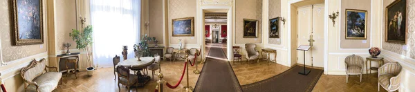 Lviv, Oekraïne - 7 december 2019: Museum in het Potocki Paleis. Prachtig interieur in het gebouw. Panoramisch uitzicht. — Stockfoto