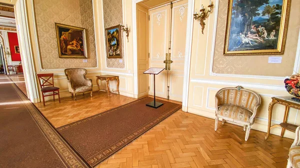 LVIV, UCRANIA - 7 DE DICIEMBRE DE 2019: Museo en el Palacio de Potocki. Hermoso interior en el edificio . — Foto de Stock