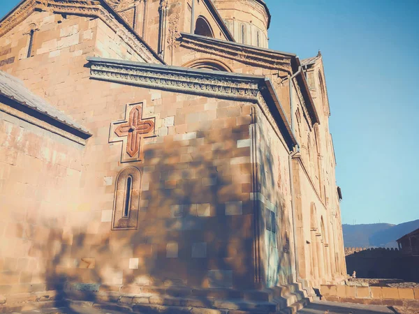 Prachtig uitzicht op de Svetitskhoveli Orthodoxe kathedraal (UNESCO Werelderfgoed) in Mtskheta, Georgië — Stockfoto