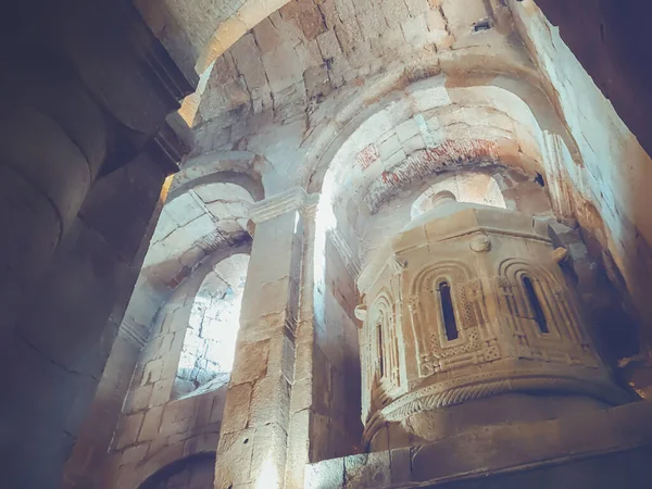 Catedral de Svetitskhoveli, banhada e colunas da igreja, a luz que entra na igreja através das janelas — Fotografia de Stock