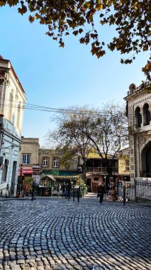 Tiflis, Gürcistan 14 Aralık 2019: Eski Tiflis mimarisi, Tiflis, Gürcistan 'da kaldırımlı sokaklar