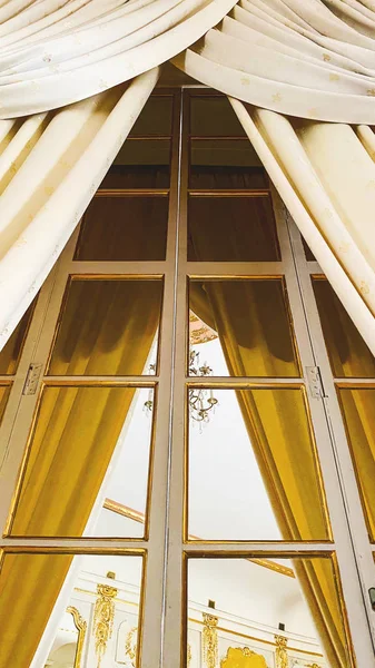 Perdeleri olan büyük pencereli güzel bir iç mekan. Potocki Sarayı 'nda.. — Stok fotoğraf