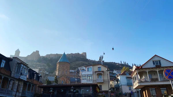 TBILISI, GEORGIA 14 DE DICIEMBRE DE 2019: Antigua arquitectura de Tiflis, fortaleza de Narikala en e distend en Tiflis, Georgia — Foto de Stock