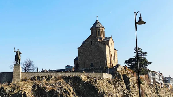 Tbilisi, Georgië 14 december 2019: Oude Tbilisi architectuur, Metekhi kerk in Tbilisi, Georgië — Stockfoto