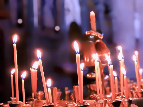 Палаючі свічки на тлі іконок у церкві — стокове фото
