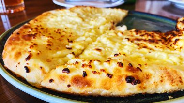 Tabakta sıcak Khachapuri. Gürcistan mutfağının Khachapuri tabağı