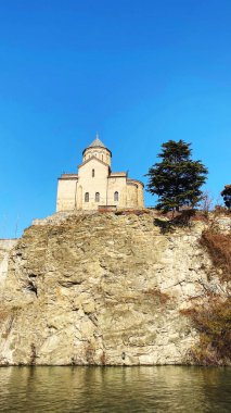Tiflis, Gürcistan 14 Aralık 2019: Eski Tiflis mimarisi, Tiflis, Gürcistan 'daki Metekhi Kilisesi