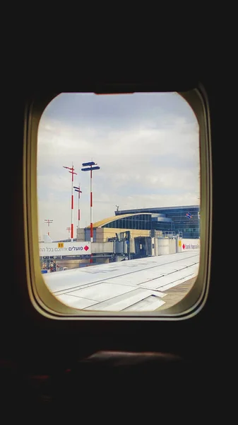 Lviv, Oekraïne - 8 december 2019: Het uitzicht vanuit het raam van een passagiersvliegtuig op de luchthaven. — Stockfoto