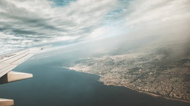 Kanat ve bulutlardaki uçağın kirli penceresinden güzel bir manzara..